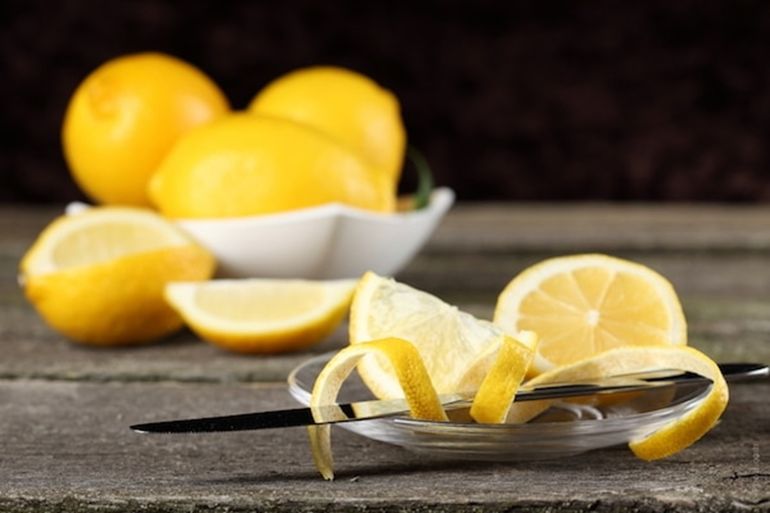 ¿Cáscaras de limón en el horno? De qué se trata este método de limpieza y por qué lo recomiendan