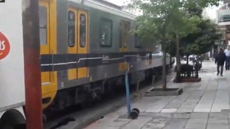 Un subte salió a la calle y chocó a varias cemionetas estacionadas