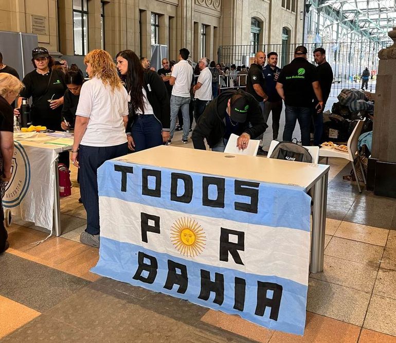 Argentinos se acercan a Constitución para llevar donaciones a Bahía Blanca. Argentinos se acercan a Constitución para llevar donaciones a Bahía Blanca.
