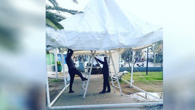 Plottier: instalan carpas en la puerta de Recaudaciones