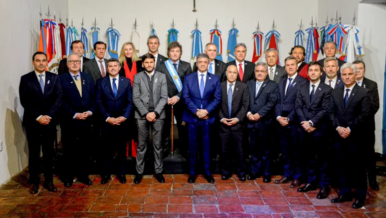 El presidente Javier Milei con gobernadores de provincia. La pelea por los ATN