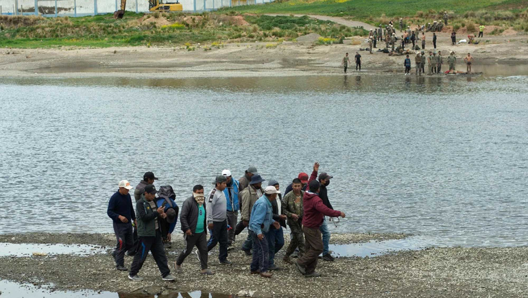 Perú: dos militares ahogados al huir de manifestantes