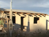 Una joven madre vive con sus hijos en una casa sin terminar tras perder todo en un incendio
