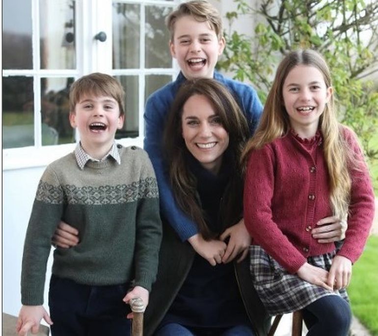 La foto de Kate junto a sus hijos.