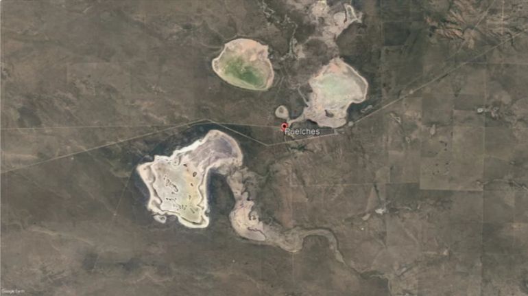 Puelches está en el centro geográfico de la Argentina, rodeado de lagunas secas donde -aseguran- todo el tiempo se ven luces extrañas en el cielo. Puelches está en el centro geográfico de la Argentina, rodeado de lagunas secas donde -aseguran- todo el tiempo se ven luces extrañas en el cielo.