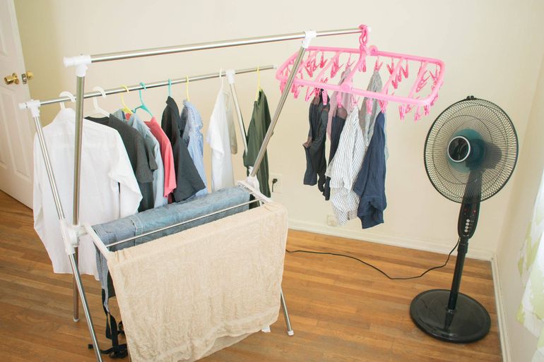 Cómo secar ropa dentro de la casa y que no quede con olor a humedad, según un método japonés