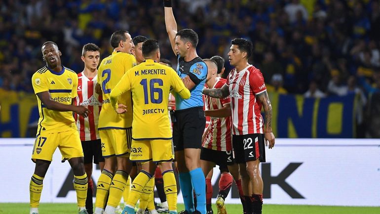 Los jugadores de Boca y Estudiantes se pelearon tanto dentro como fuera de la cancha Los jugadores de Boca y Estudiantes se pelearon tanto dentro como fuera de la cancha