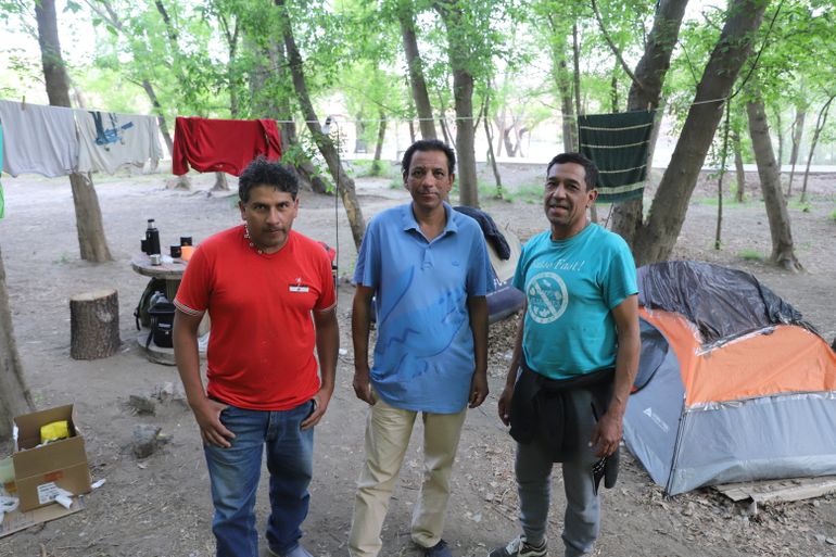 Excluidos por la crisis en sus provincias, acampan en Neuquén hasta conseguir trabajo