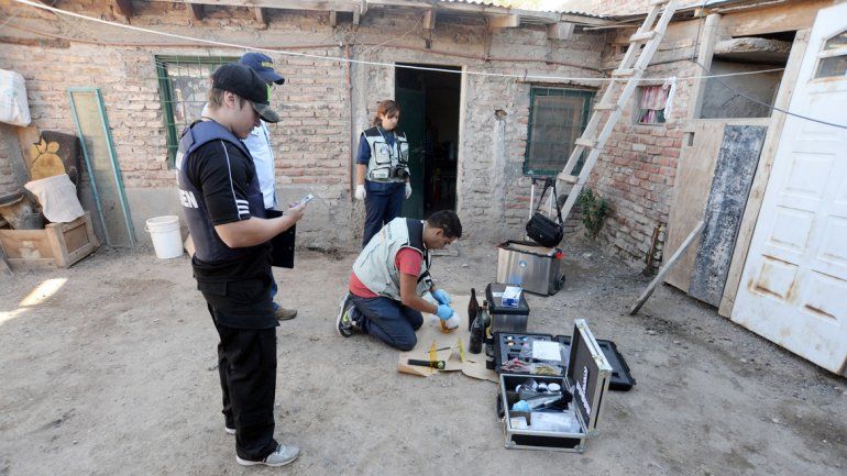 La Policía al momento de allanar la pensión del barrio Don Bosco.