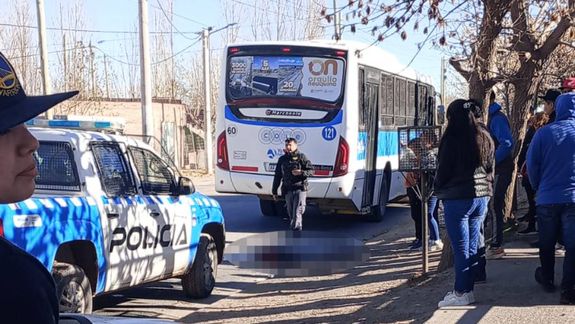 Un hombre alcoholizado se tropezó y murió atropellado por un colectivo en el oeste de Neuquén