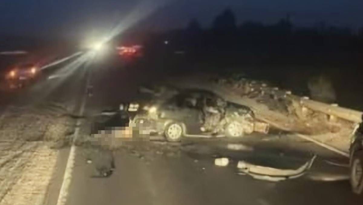 El vehículo y la Ford Ranger quedaron destruidos muy cerca de Añelo. Foto: Centenario Digital.