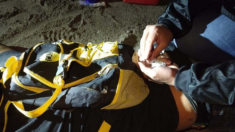 Los atraparon vendiendo droga en la playa