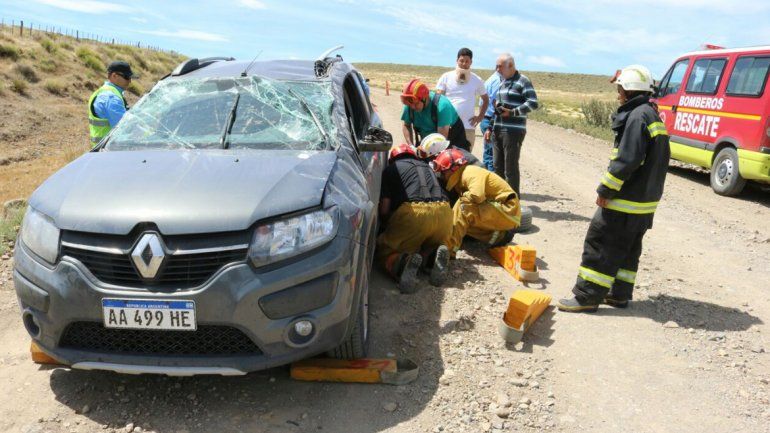 Una familia porteña volcó en la Ruta 60 y la bebé de dos años se salvó de milagro