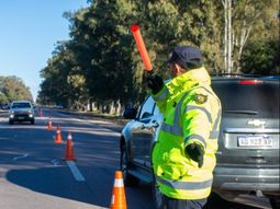 Los agentes de seguridad controlarán que todos los autos cumplan con las requisitos obligatorios para salir a la ruta. Los agentes de seguridad controlarán que todos los autos cumplan con las requisitos obligatorios para salir a la ruta.