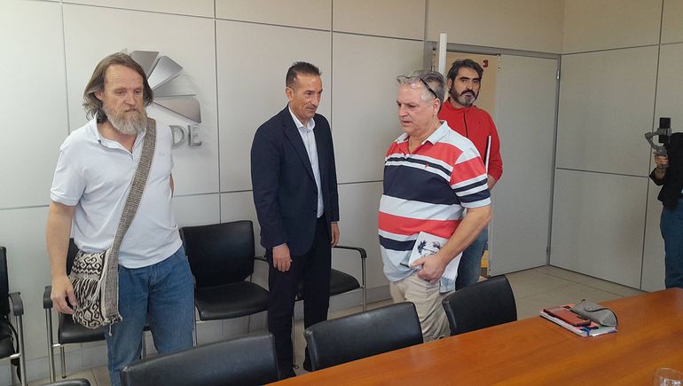 El secretario general de ATEN, Marcelo Guagliardo y Emiliano Garay, Vocal por la Comunidad y el ministro de Gobierno, Jorge Tobares. El secretario general de ATEN, Marcelo Guagliardo y Emiliano Garay, Vocal por la Comunidad y el ministro de Gobierno, Jorge Tobares.