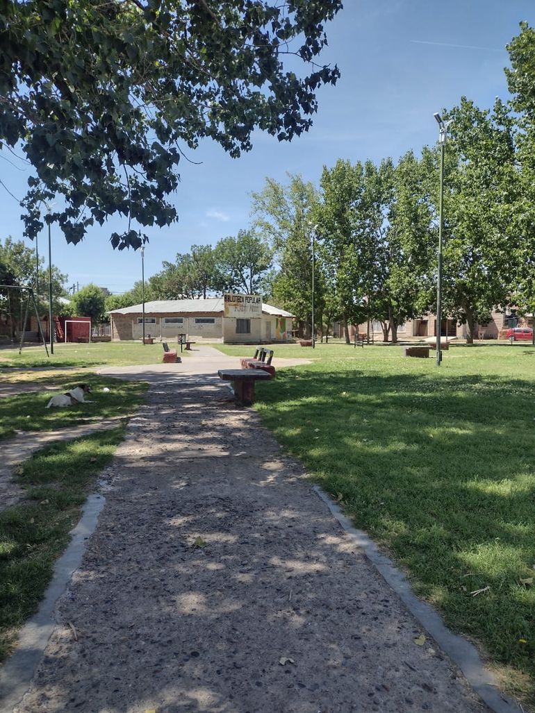 Vecinos denuncian que los estruendos se producen en la plaza del barrio Confluencia. Vecinos denuncian que los estruendos se producen en la plaza del barrio Confluencia.