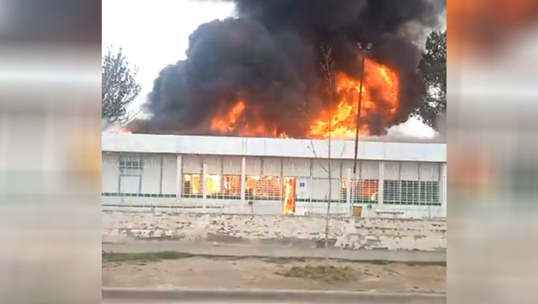 Voraz incendio destruyó un centro comunitario en Cipolletti