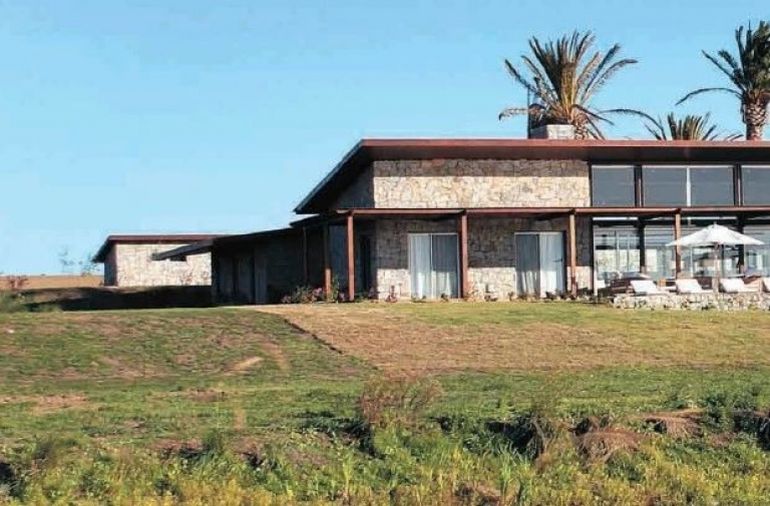 La fachada de la finca está recubierta en piedra y madera.