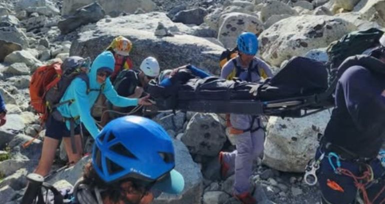 El primer tramo del rescate del andinista brasileño en El Chaltén fue un descenso con cuerda.