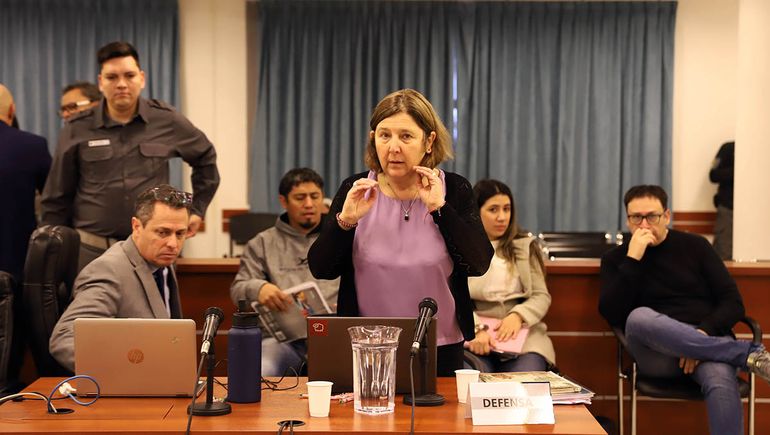 Juan Pablo Piombo, defensor de Marcos Osuna y Laura Guiliani, defensor a oficial de Pablo Sanz. Atrás, los imputados Osuna, Montoya y Sanz. Juan Pablo Piombo, defensor de Marcos Osuna y Laura Guiliani, defensor a oficial de Pablo Sanz. Atrás, los imputados Osuna, Montoya y Sanz.