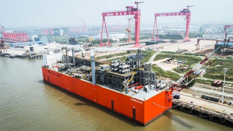 La barcaza de YPF ya cargó gas de Vaca Muerta