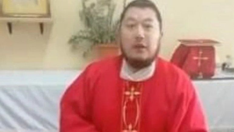 Cura violó la cuarentena para contener a una mujer en su auto