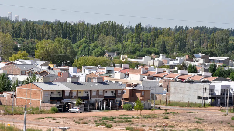Vecinos reclaman al municipio que retomen las obras de asfalto comprometidas.
