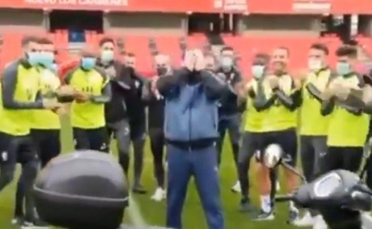 La emoción del canchero al ver el regalo.