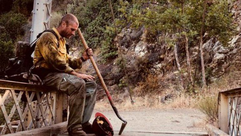 Twitter: foto de un bombero exhausto en incendio conmovió las redes.