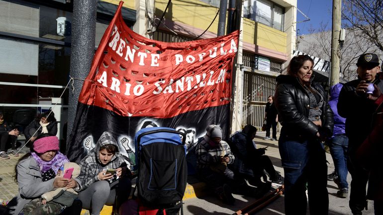 Un grupo de manifestantes del Movimiento Popular Darío Santillán reclamó esta mañana en el Municipio de Cipolletti.