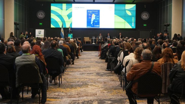 JONAGRO 2026 dejó discursos cruzados entre el sector agropecuario y autoridades nacionales, con foco en la presión impositiva y la producción. JONAGRO 2026 dejó discursos cruzados entre el sector agropecuario y autoridades nacionales, con foco en la presión impositiva y la producción.