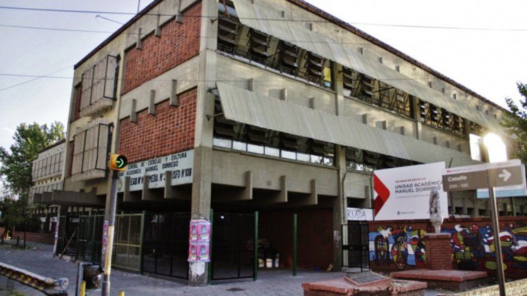 Un director retó a dos alumnas por caminar de la mano