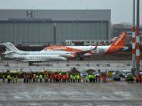 Avión de la aerolínea Easyjet aterriza durante la inauguración oficial del nuevo aeropuerto de Berlín-Brandenburgo (BER) Willy Brandt, en Schoenefeld, cerca de Berlín, Alemania, 31 octubre 2020.