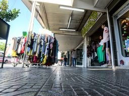 Los argentinos deciden entre pagar deudas o invertir el medio aguinaldo / Foto Archivo Los argentinos deciden entre pagar deudas o invertir el medio aguinaldo / Foto Archivo