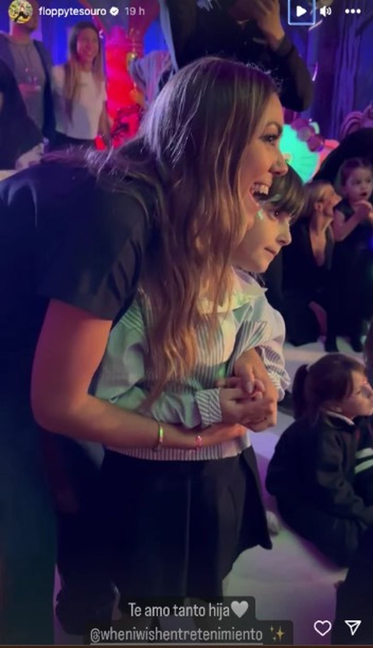 La modelo y su hija disfrutando de uno de los shows del evento. La modelo y su hija disfrutando de uno de los shows del evento.