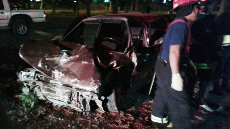 El frente del Fiat Uno quedó completamente destruido.
