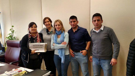 Ayer, representantes de la UIN junto a la diputada Encarnación Lozano.&nbsp;