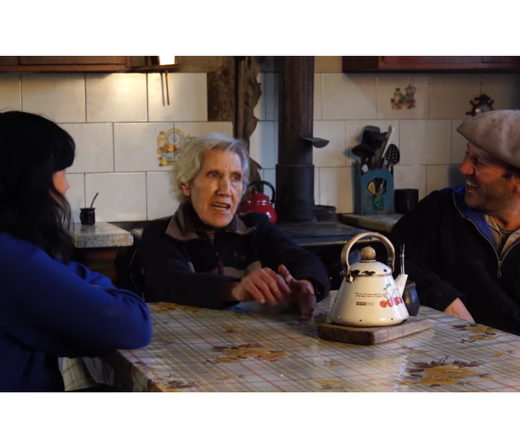 Elsa con sus hijos, captura del video Mujeres Rurales de Diego Canut. Elsa con sus hijos, captura del video Mujeres Rurales de Diego Canut.