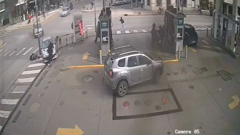 El violento accidente ocurrido en el centro de Mar del Plata quedó registrado por las cámaras de seguridad.