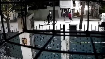 El momento en que el vecino es atacado por los dos delincuentes. Una cámara de seguridad de una casa captó la salvaje agresión. | LM Neuquen El momento en que el vecino es atacado por los dos delincuentes. Una cámara de seguridad de una casa captó la salvaje agresión.
