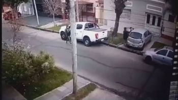 brutal robo: la agarraron del cuello cuando subia a su hija al auto y la estamparon contra el pavimento brutal robo: la agarraron del cuello cuando subia a su hija al auto y la estamparon contra el pavimento