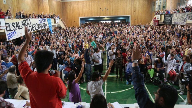 Más de dos mil docentes participaron de la asamblea en la EPET 8 de Neuquén.