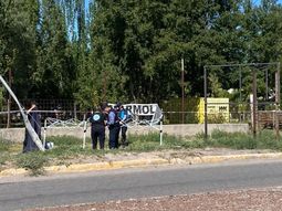 El cuerpo hallado este jueves en un canal de Fernández Oro aún no fue identificado. Fue enviado para realizarle la autopsia. El cuerpo hallado este jueves en un canal de Fernández Oro aún no fue identificado. Fue enviado para realizarle la autopsia.