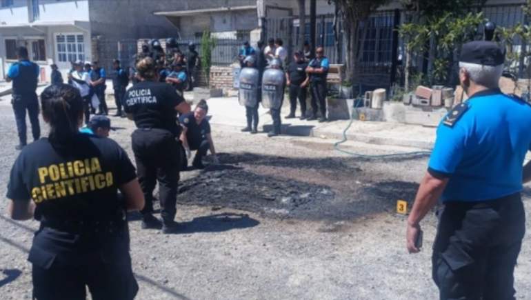 Los rastros de la quema de gomas y un sillón frente a la casa del padre de Elías, el bebé trágicamente fallecido en septiembre en Puerto Madryn. Los rastros de la quema de gomas y un sillón frente a la casa del padre de Elías, el bebé trágicamente fallecido en septiembre en Puerto Madryn.