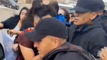 La policía sacó al portero del jardín de infantes de Caleta Olivia entre gritos e insultos. La policía sacó al portero del jardín de infantes de Caleta Olivia entre gritos e insultos.