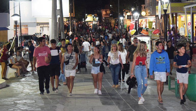 Las Grutas: el paseo por la peatonal, un clásico luego de la playa
