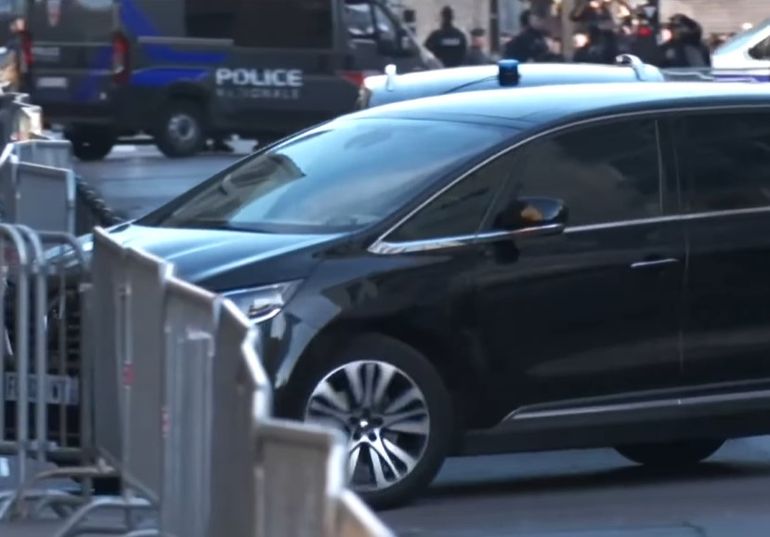 Sarkozy ingresa a la cárcel de La Santé para cumplir una condena de cinco años. Sarkozy ingresa a la cárcel de La Santé para cumplir una condena de cinco años.