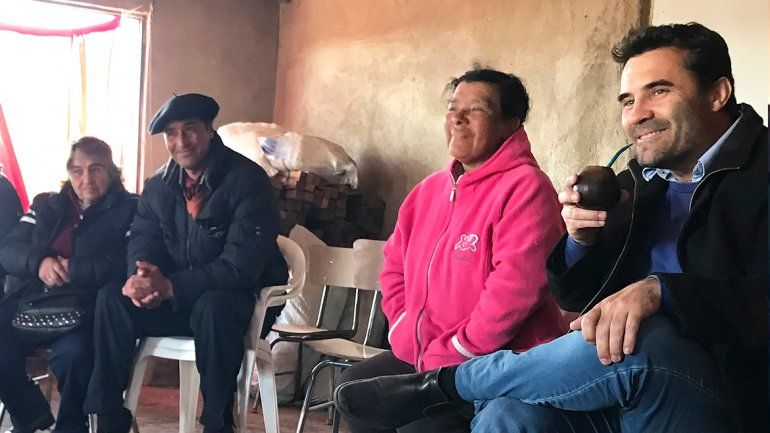 Darío Martínez con crianceros durante su recorrida por el interior de la provincia.