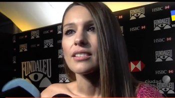 Pampita ante los medios luego salir de la gala a beneficio por Fundaleu.