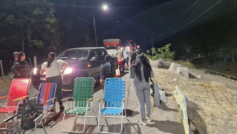 El corte en la zona del dique Ballester que realizan padres de una escuela / Foto Gentileza